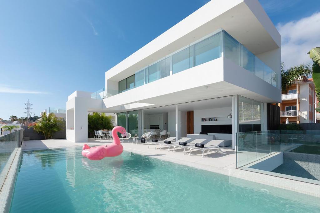 a pink swan in the swimming pool of a house at Karat Villa Murano in Callao Salvaje