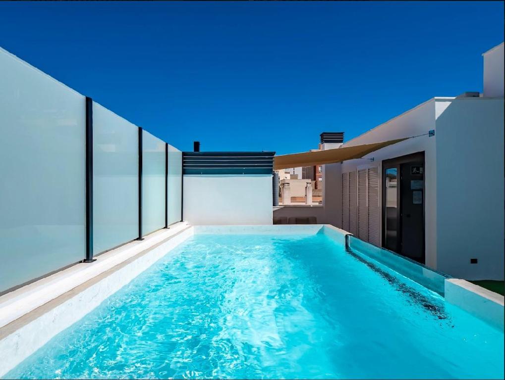 een zwembad in het midden van een huis bij TQ 10 Boutique in Alicante