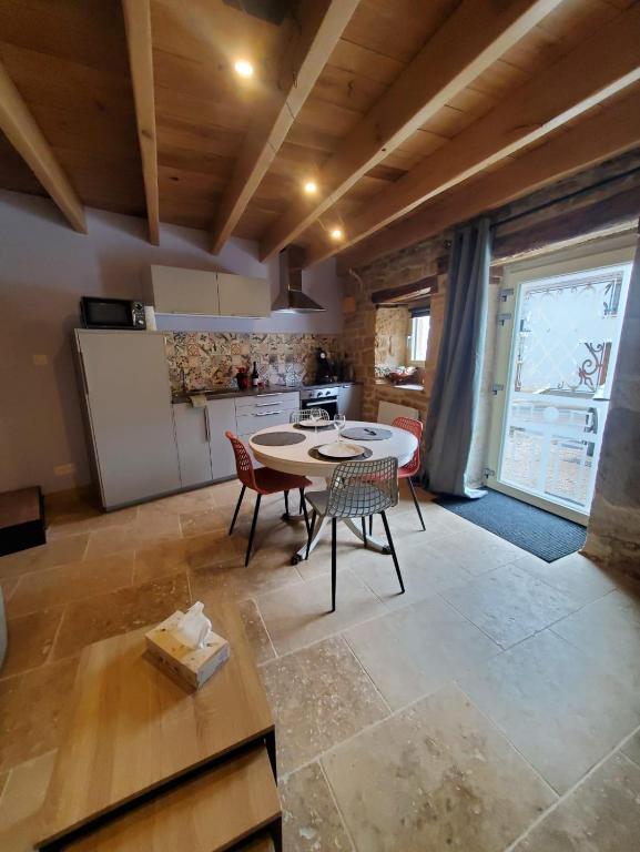 une cuisine et une salle à manger avec une table et des chaises dans l'établissement Chez Émile la suite, maison 2 chambres à la campagne, à Humes