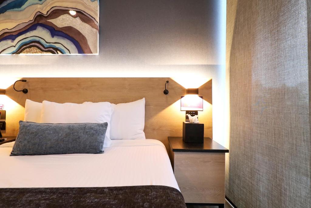 QUARTZ HOTEL & SPA - Queen Room With Accessible Bath