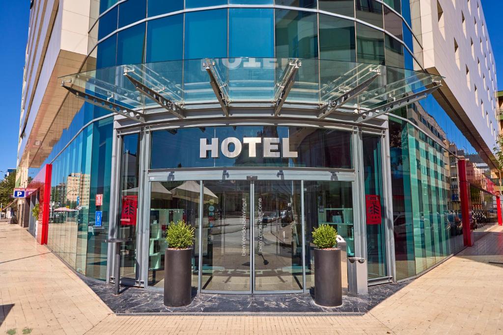 budynek hotelowy z napisem z przodu w obiekcie Civis Luz Castellón 4*S w mieście Castellón de la Plana