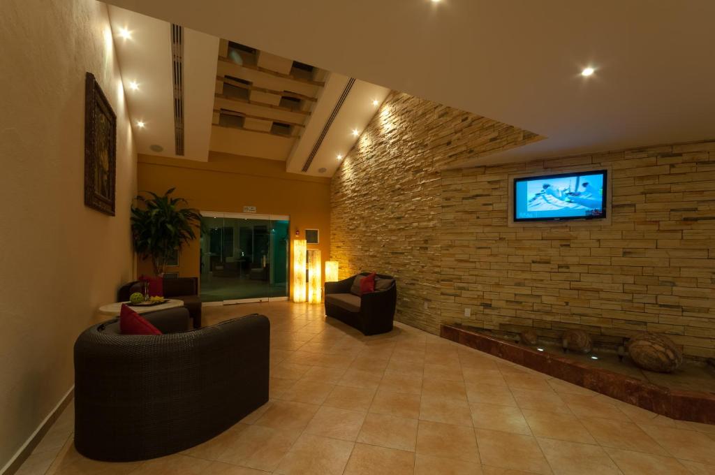 TV a/nebo společenská místnost v ubytování Artisan Playa Esmeralda Family Beach Hotel