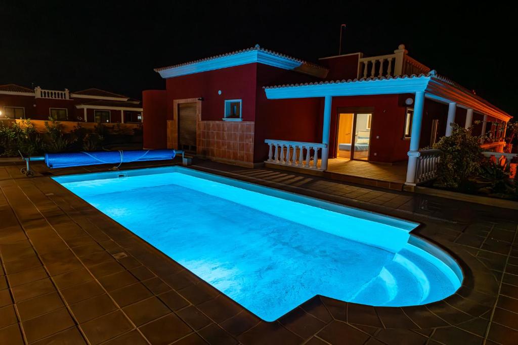 Hồ bơi trong/gần Villa Oceana - Cliffside Retreat