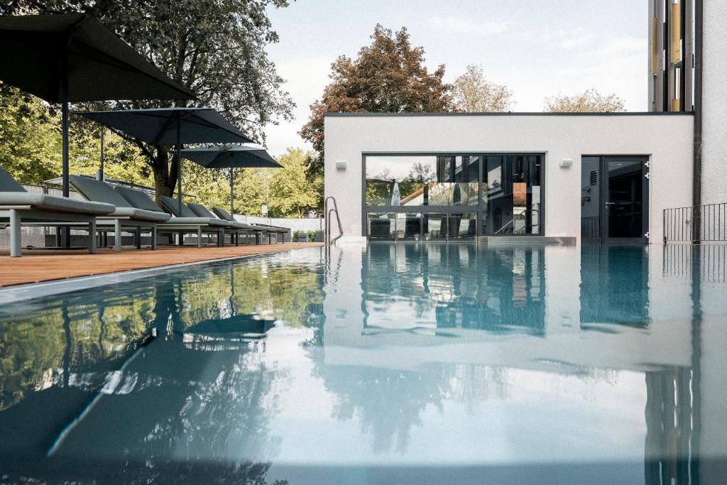 Bazén v ubytování Wellnesshotel Wittelsbach nebo v jeho okolí
