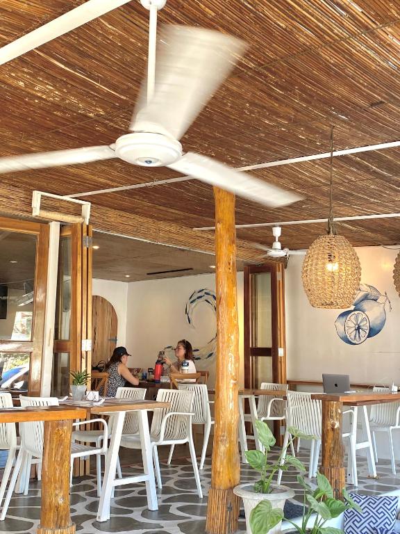Restaurace v ubytování Amanzohi Siargao