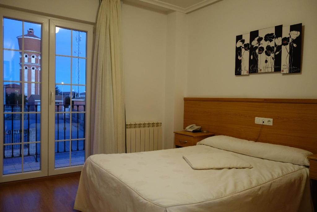 Postel nebo postele na pokoji v ubytování Hotel Reyes De León