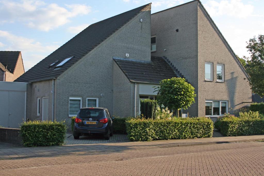 ein vor einem Haus geparktes Auto in der Unterkunft Bed & Breakfast VanAgt in Vlijmen