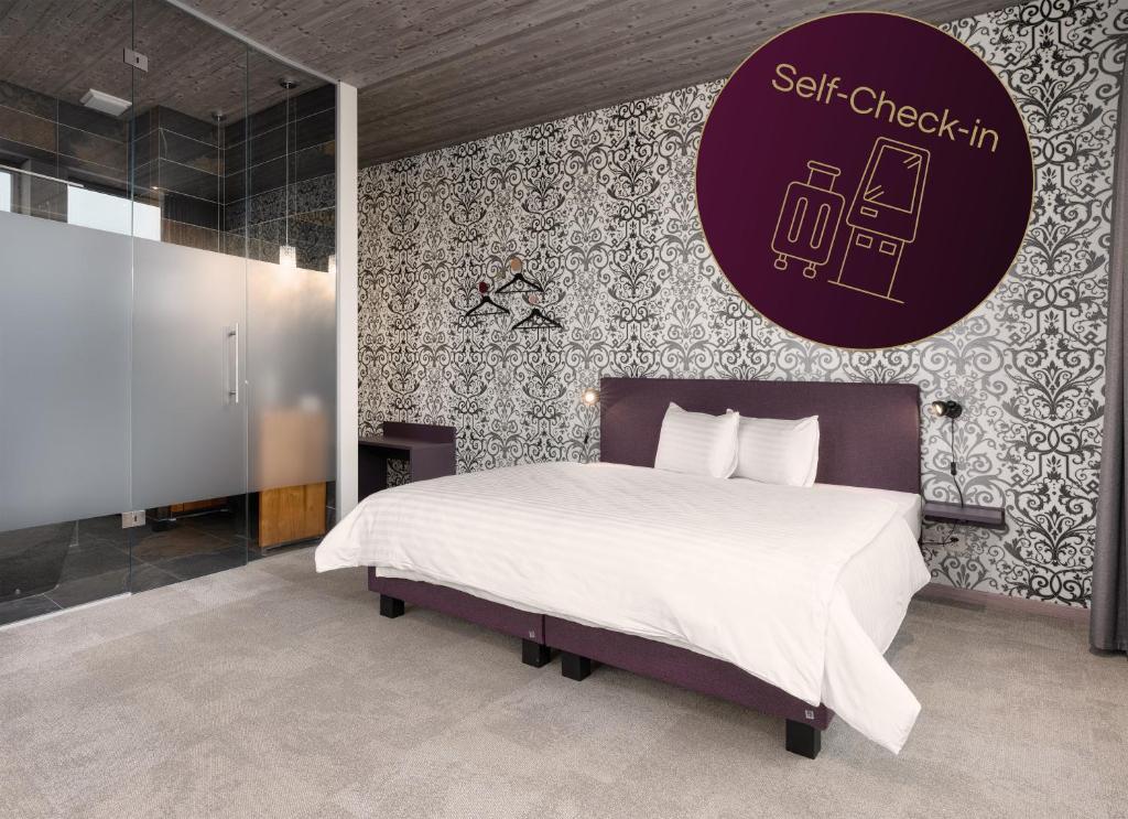 Postel nebo postele na pokoji v ubytování b-smart hotel Menziken