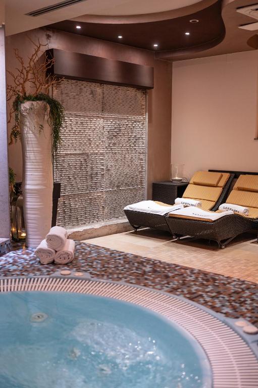 Bazén v ubytování Hotel Leopardi nebo v jeho okolí
