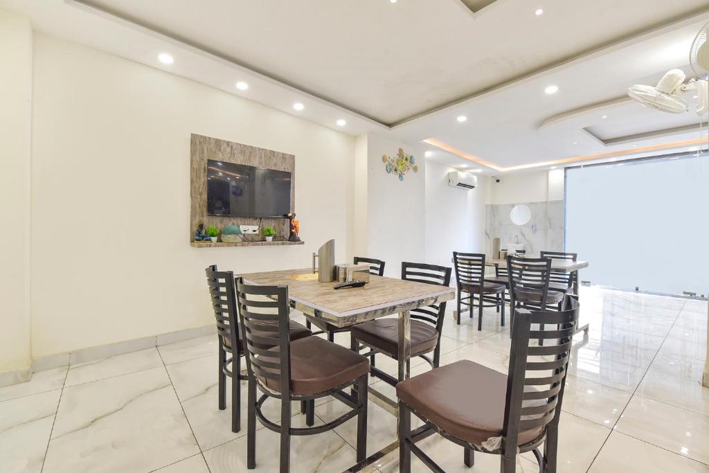 TV a/nebo společenská místnost v ubytování FabHotel Dev Palace