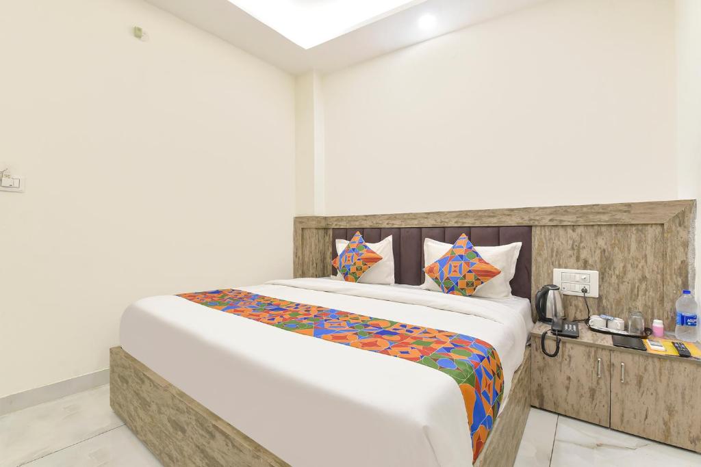 Postel nebo postele na pokoji v ubytování FabHotel Dev Palace