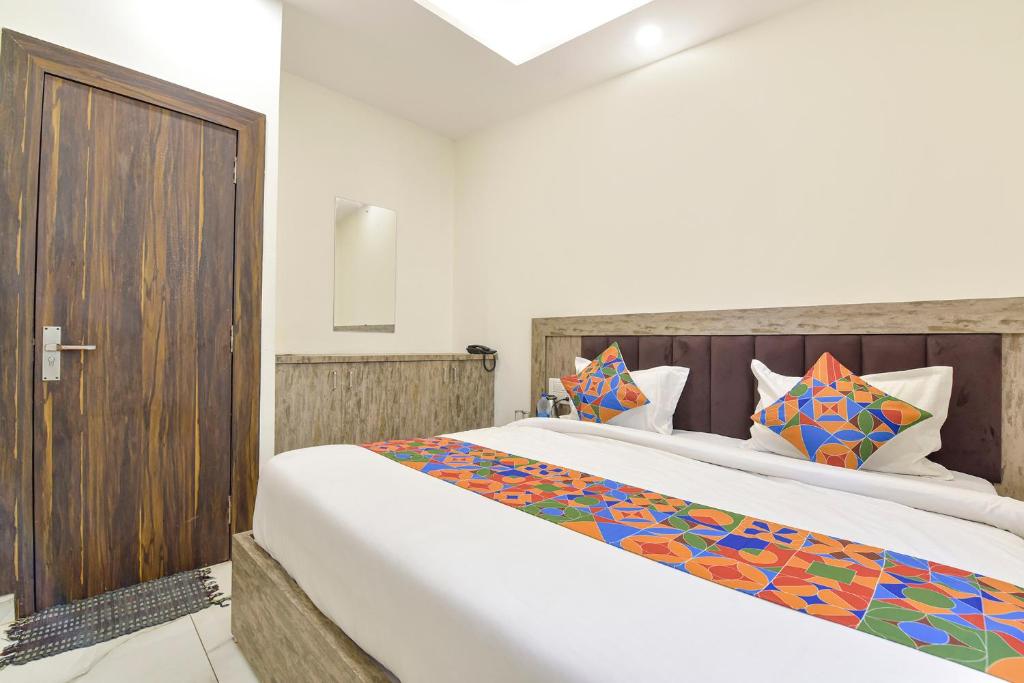 Postel nebo postele na pokoji v ubytování FabHotel Dev Palace
