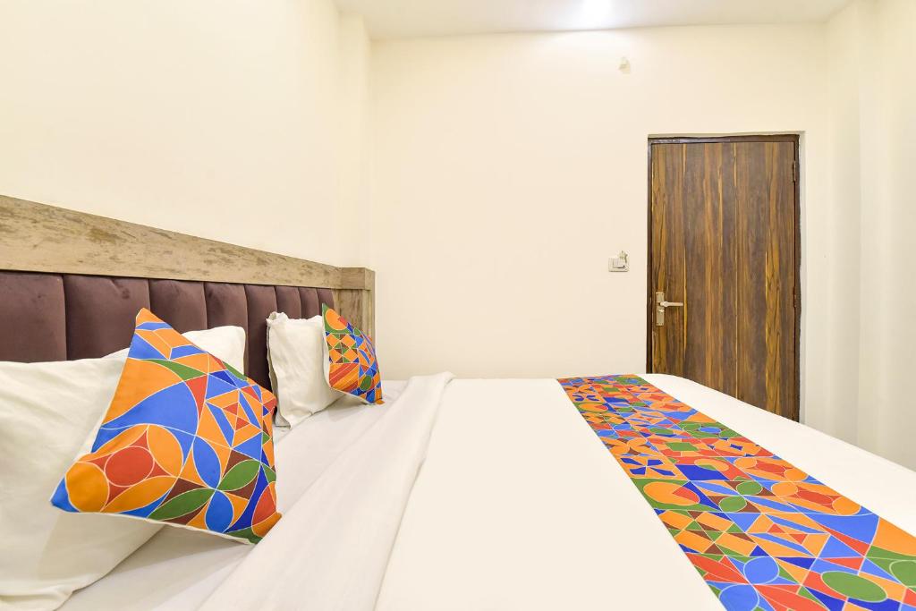 Postel nebo postele na pokoji v ubytování FabHotel Dev Palace
