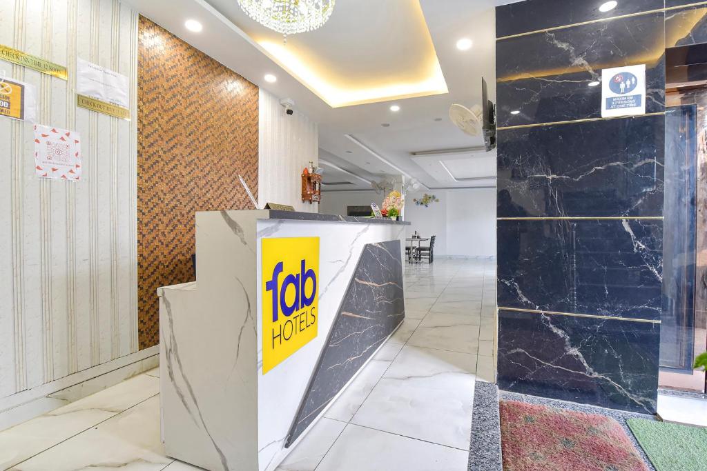 Kuchyň nebo kuchyňský kout v ubytování FabHotel Dev Palace