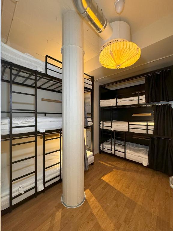 Nomad City - Private 6-Bed Room With 3-Level Bunk Beds