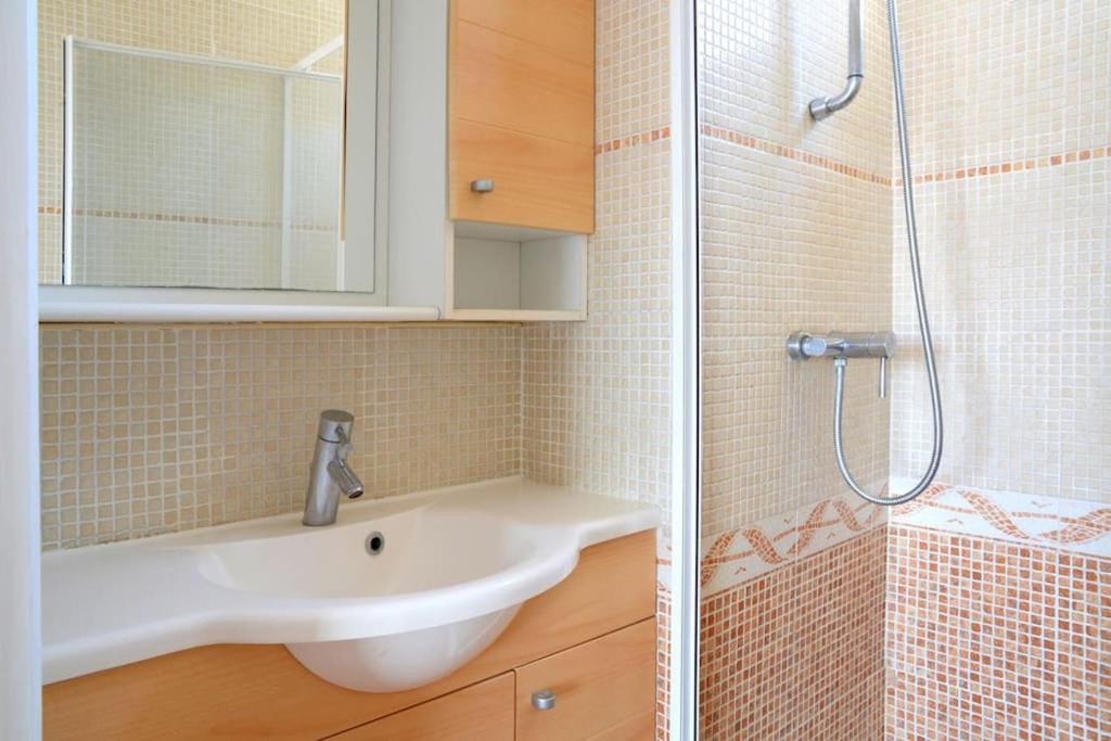 Kúpeľňa v ubytovaní Chalet Alaric & Jacuzzi Ilot 1 rang1! VUE MER! 4rooms! CLIM 10p 24H24