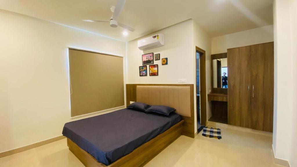 un dormitorio con una cama en una habitación en C Suites - Adelaide, en Bangalore