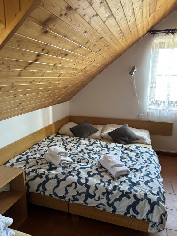 Postel nebo postele na pokoji v ubytování Slunečná Lada