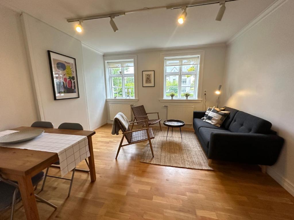 雷克雅未克Apartment in downtown Reykjavik - Birta Rentals的客厅里有一张沙发和一张桌子。
