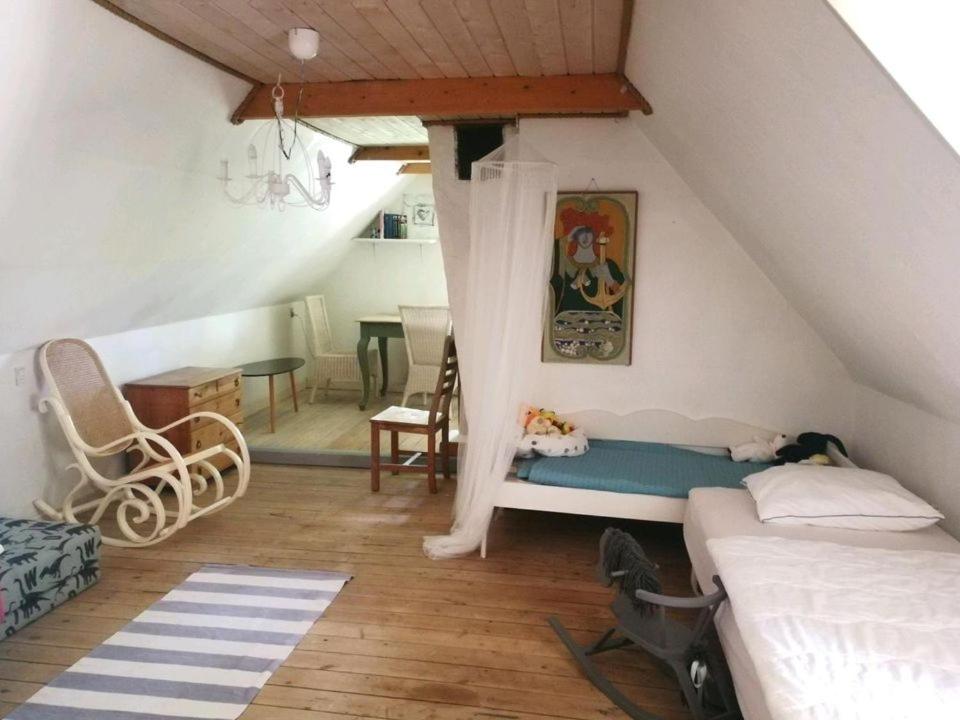 Postel nebo postele na pokoji v ubytování Gemütliches Reetdachhaus mit Kaminofen