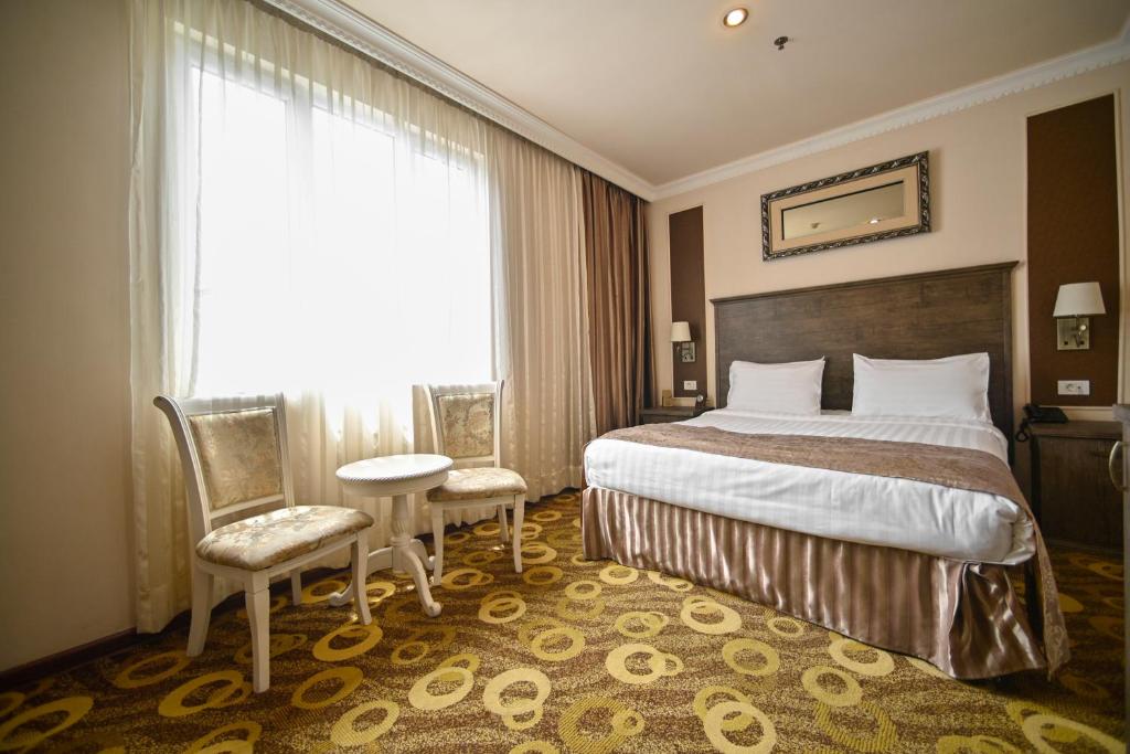 Postel nebo postele na pokoji v ubytování Imperial Palace Hotel Yerevan