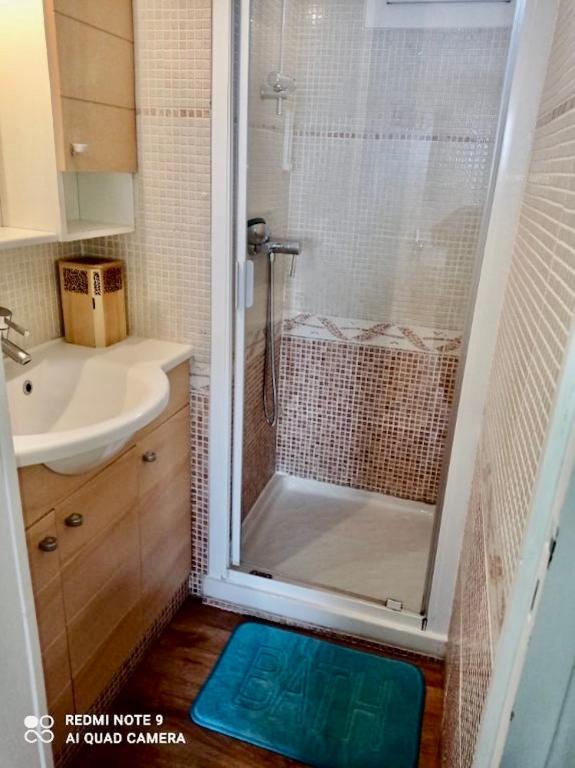 Kúpeľňa v ubytovaní Chalet Alaric & Jacuzzi Ilot 1 rang1! VUE MER! 4rooms! CLIM 10p 24H24