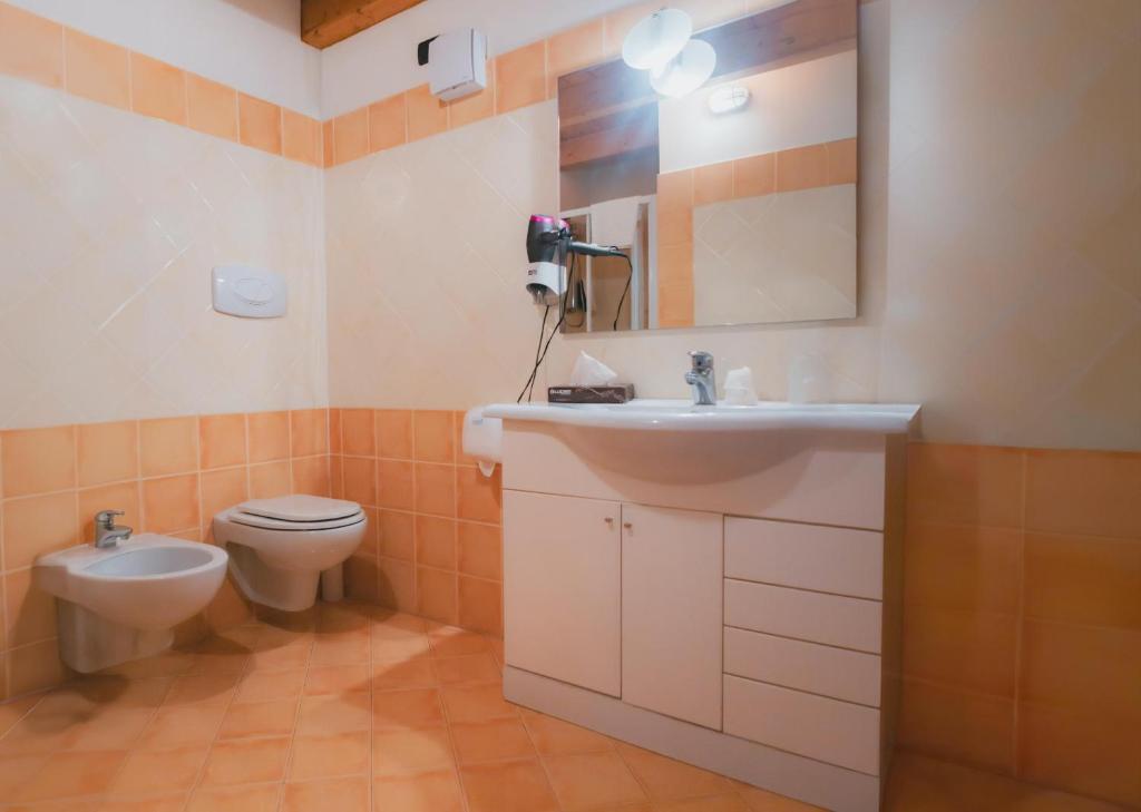 Een badkamer bij AHG Donna Silvia Wellness Hotel