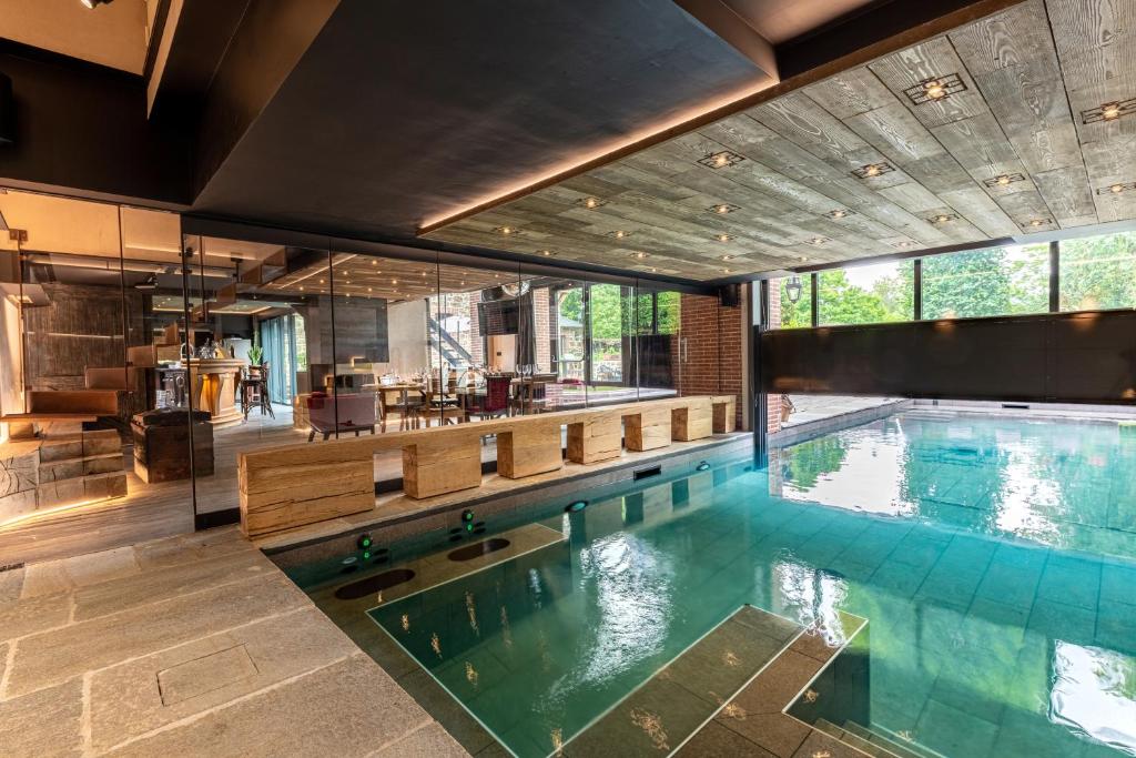 a swimming pool in a house with a kitchen at Le Grenier sur l'Eau -5 étoiles- Saint-Malo in Saint Malo