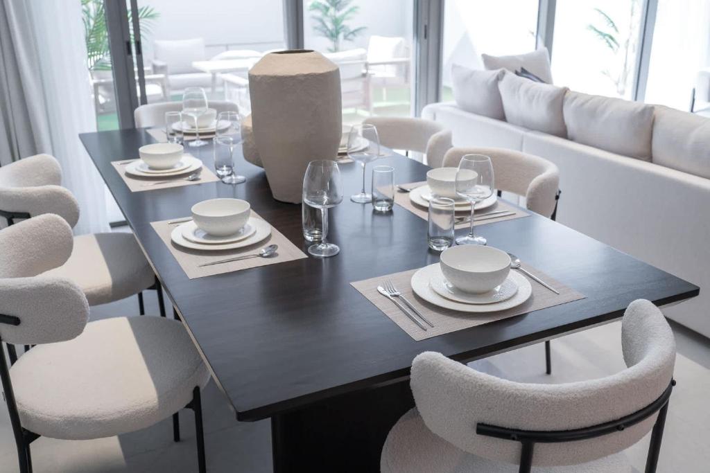 Posezení v ubytování Classy 4-Bedroom Villa With Spacious Balcony in Nad Al Sheba