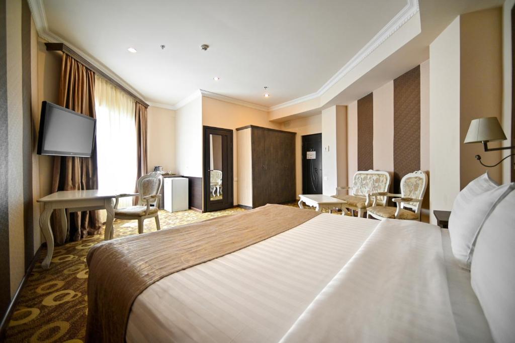 Postel nebo postele na pokoji v ubytování Imperial Palace Hotel Yerevan
