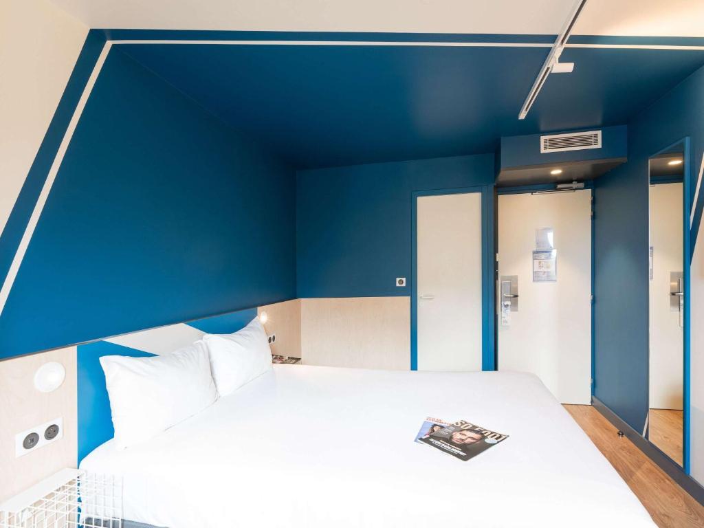 Postel nebo postele na pokoji v ubytování ibis budget Lyon Centre Confluence