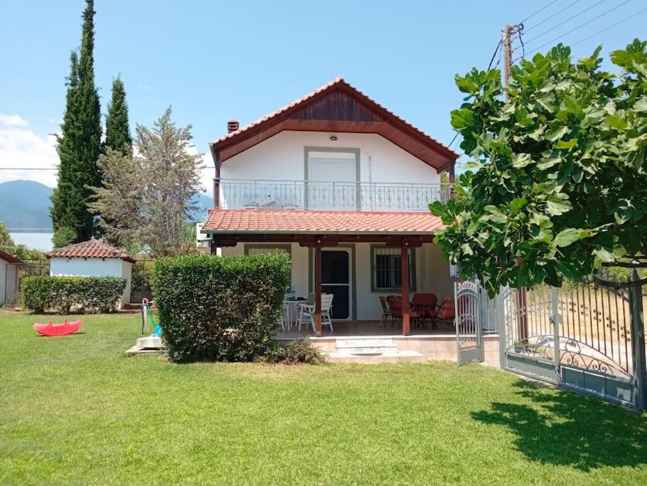 Vonkajšia záhrada v ubytovaní Private two-floor holiday house in Leptokaria