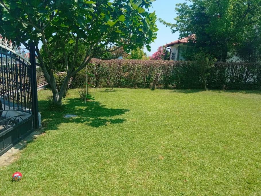 Vonkajšia záhrada v ubytovaní Private two-floor holiday house in Leptokaria