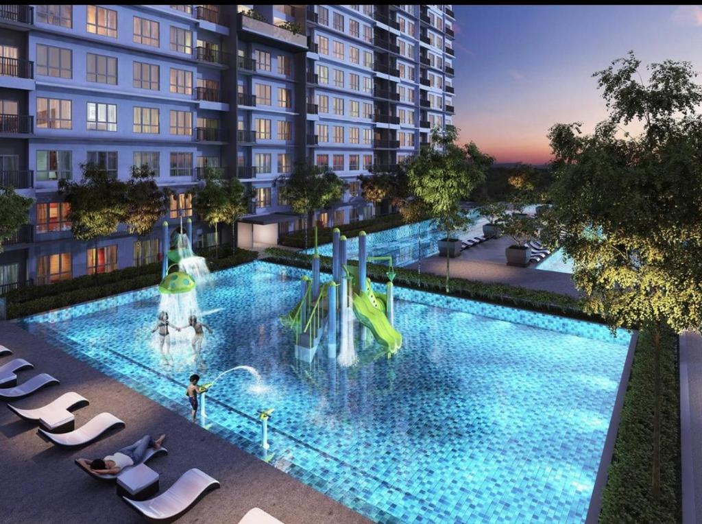 Una vista aérea de una piscina en un edificio. en BSP 21 Fird, en Jenjarum