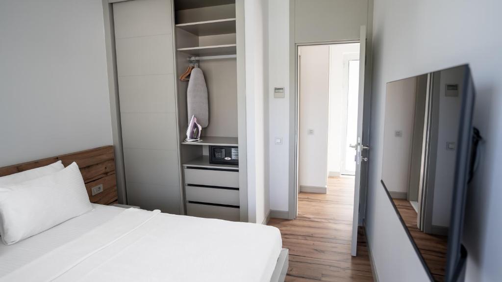 Z-Villas Beach Hotel - 12