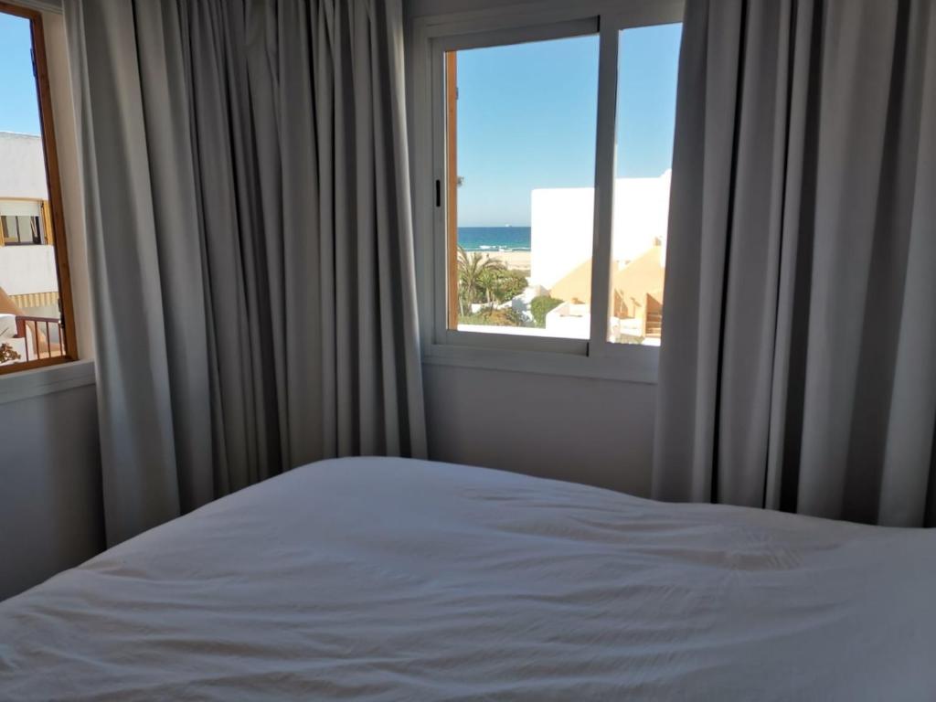 Postel nebo postele na pokoji v ubytování Livingtarifa Apartamento Valhalla