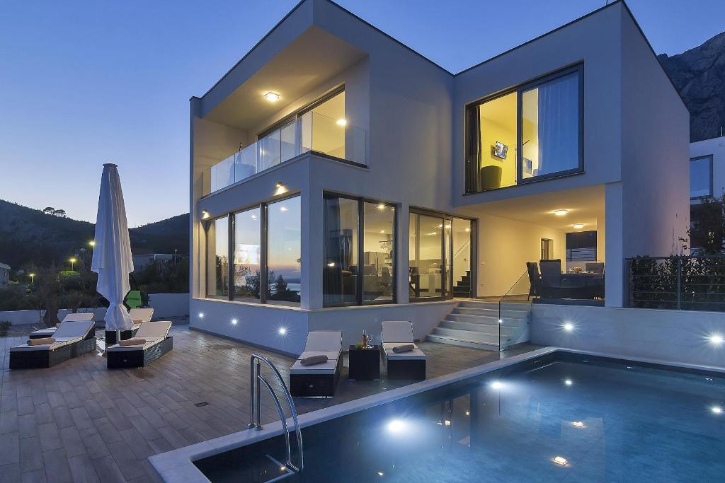 Modern Villa Selina Nera with Heated Pool & Sea View in Makarska