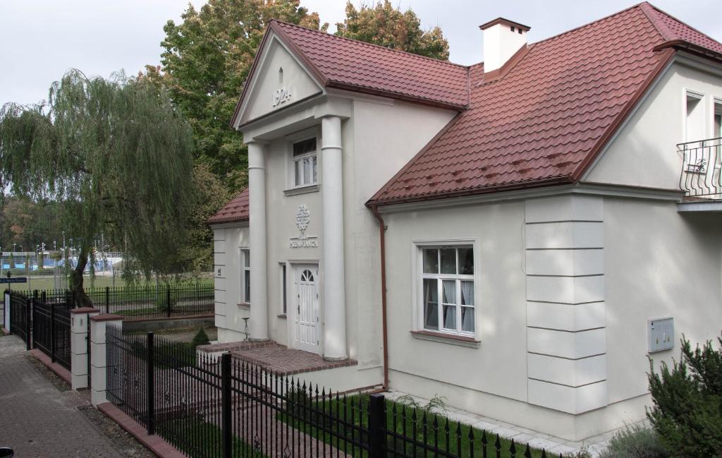 een wit huis met een rood dak bij Willa Puławianka in Puławy