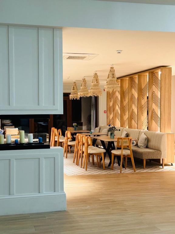a dining room and living room with a table and chairs at Resort Plaza Lake in Rojiştea