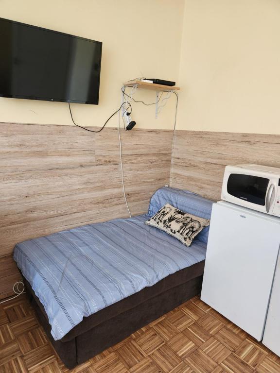 Łóżko lub łóżka w pokoju w obiekcie Orsi Szálláshelyek Kecskemét 2