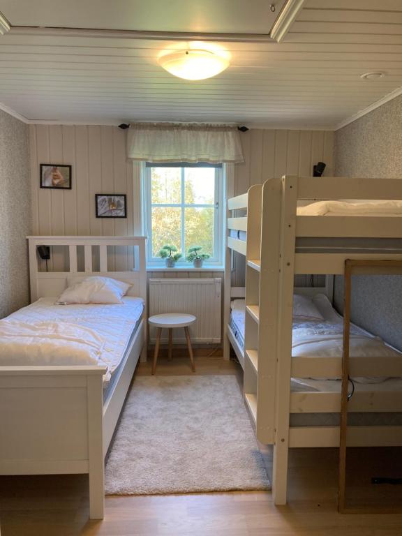 Postel nebo postele na pokoji v ubytování Ängsstugan