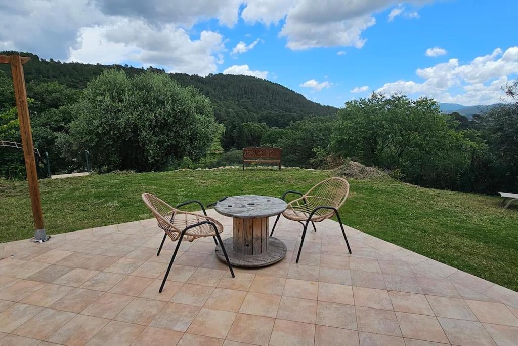 une table avec deux chaises et une table avec une table et des chaises dans l'établissement La Maisonnette Des Arcs, aux Arcs-sur-Argens