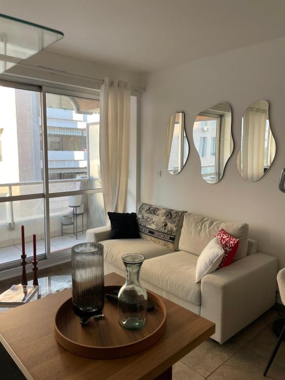 un salon avec un canapé et une table dans l'établissement M du Prado, à Marseille