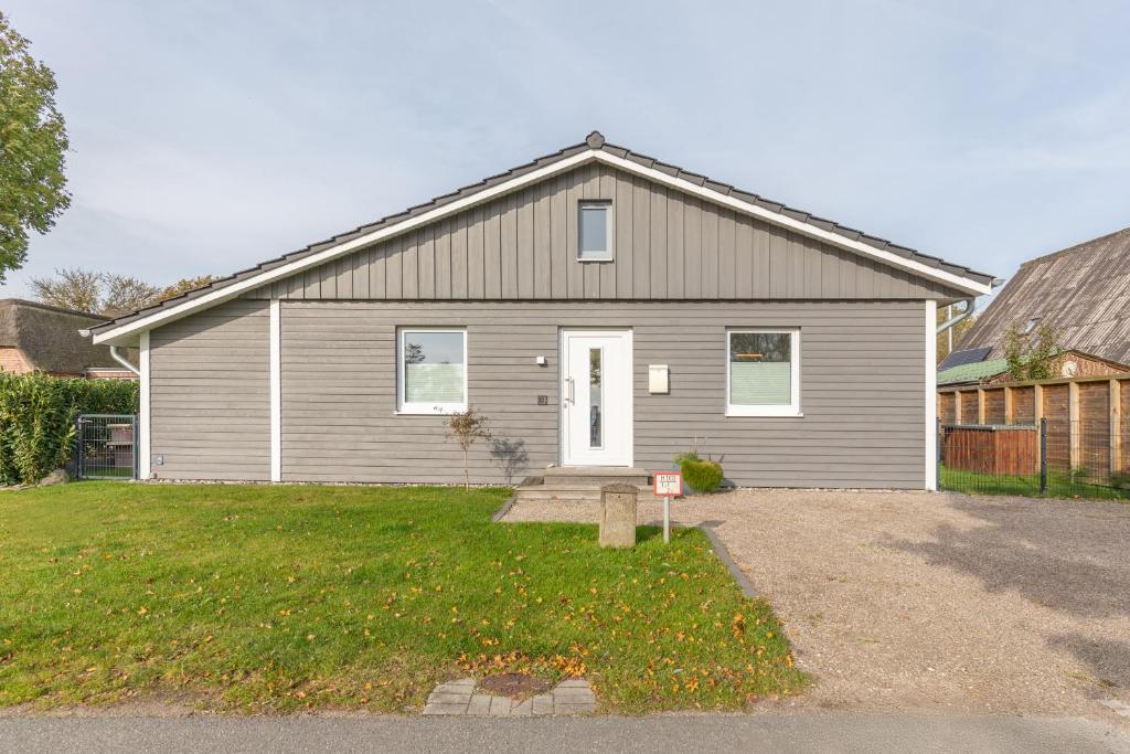 a home with a gray house with a yard at Fascherhus in Risum-Lindholm