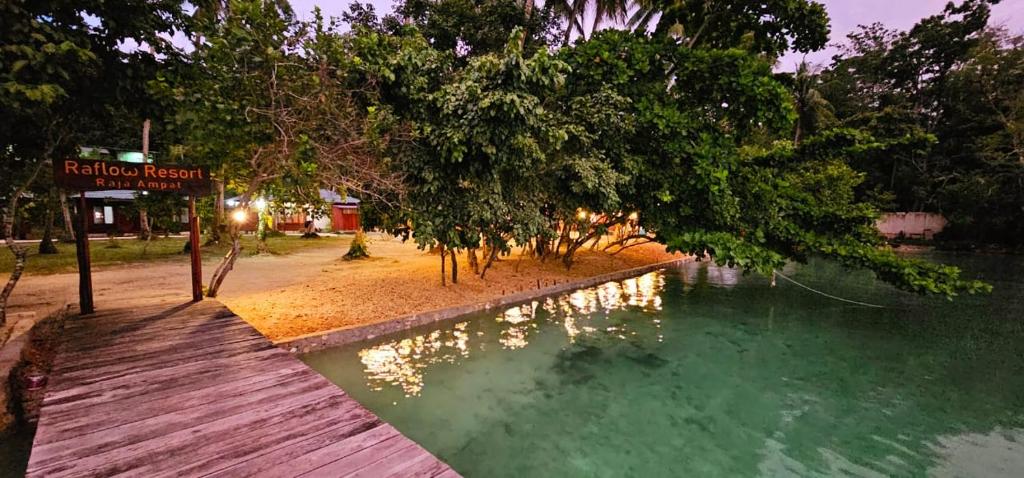 Bazén v ubytování Raflow Resort Raja Ampat nebo v jeho okolí