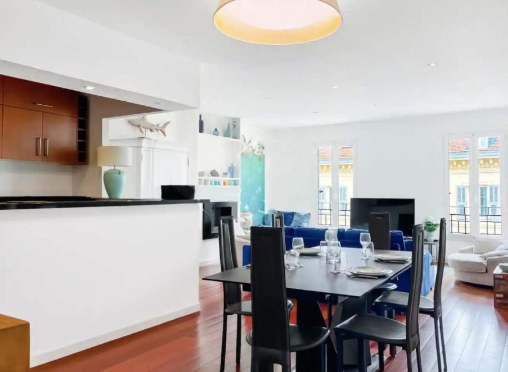 une salle à manger et une cuisine avec une table et des chaises dans l'établissement NEW 2BR in CANNES CENTER, à Cannes