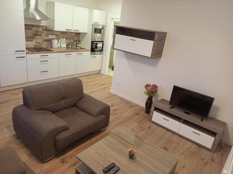 Kuchyň nebo kuchyňský kout v ubytování Lovely apartment with balcony and free parking