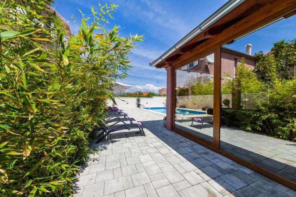 Bazén v ubytovaní House Luxury Villa with pool alebo v jeho blízkosti