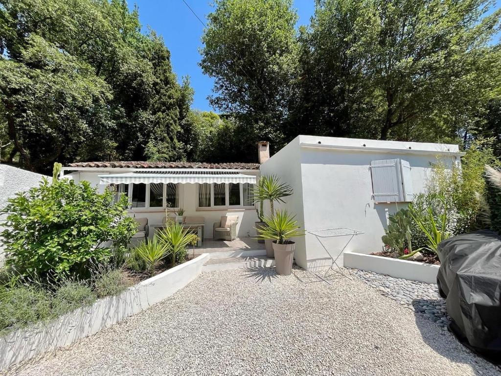 une maison blanche avec des plantes devant dans l'établissement Maison 15min à pied du village de Saint Paul de Vence, à Saint-Paul-de-Vence