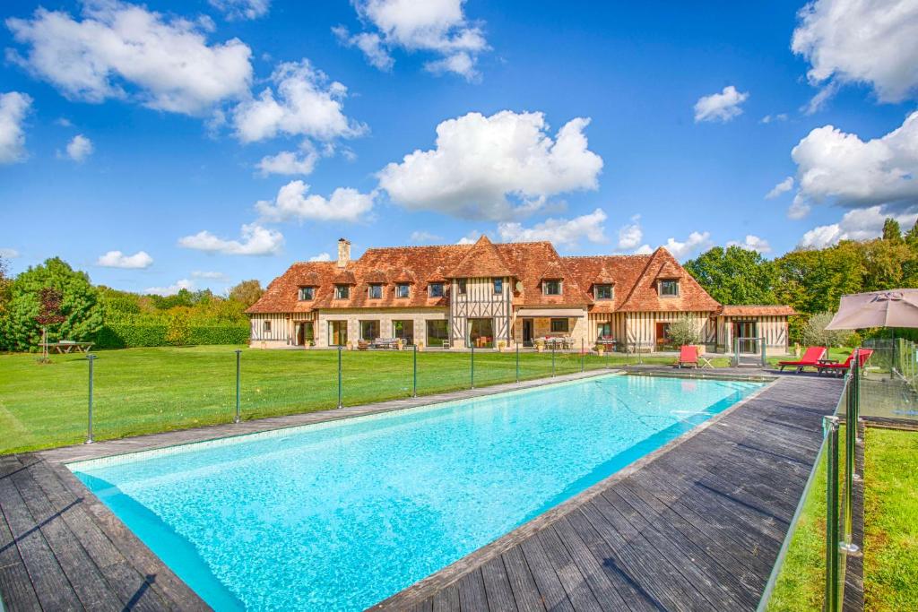 Photo de la galerie de l'établissement Villa Daniel - 20 ppl - 8 Bedrooms - Swimming pool - Tennis, à Deauville